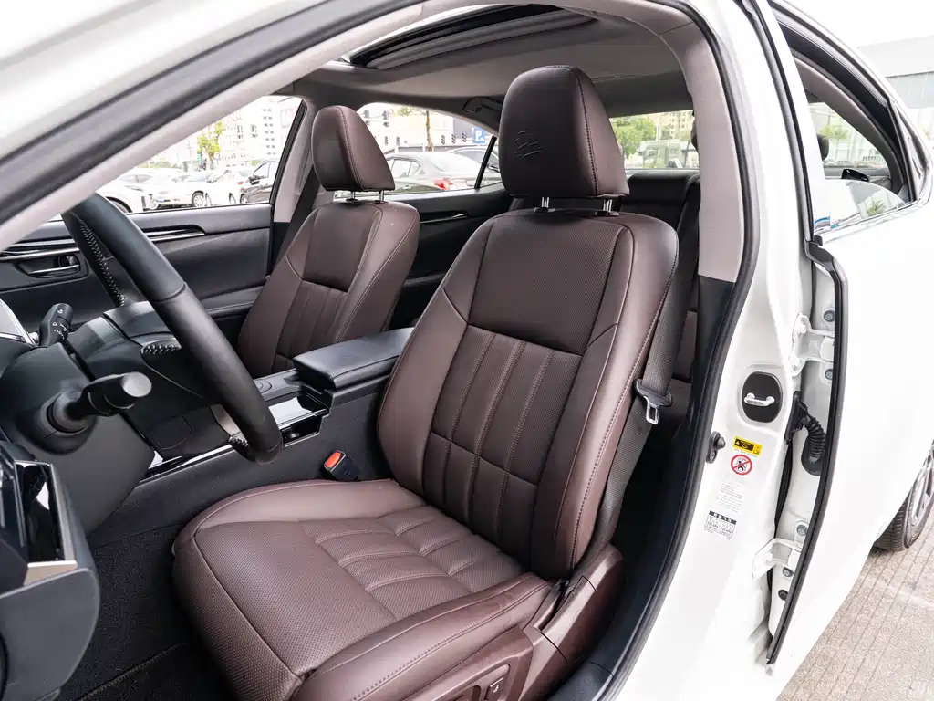 Lexus ES 2018 — фото 12