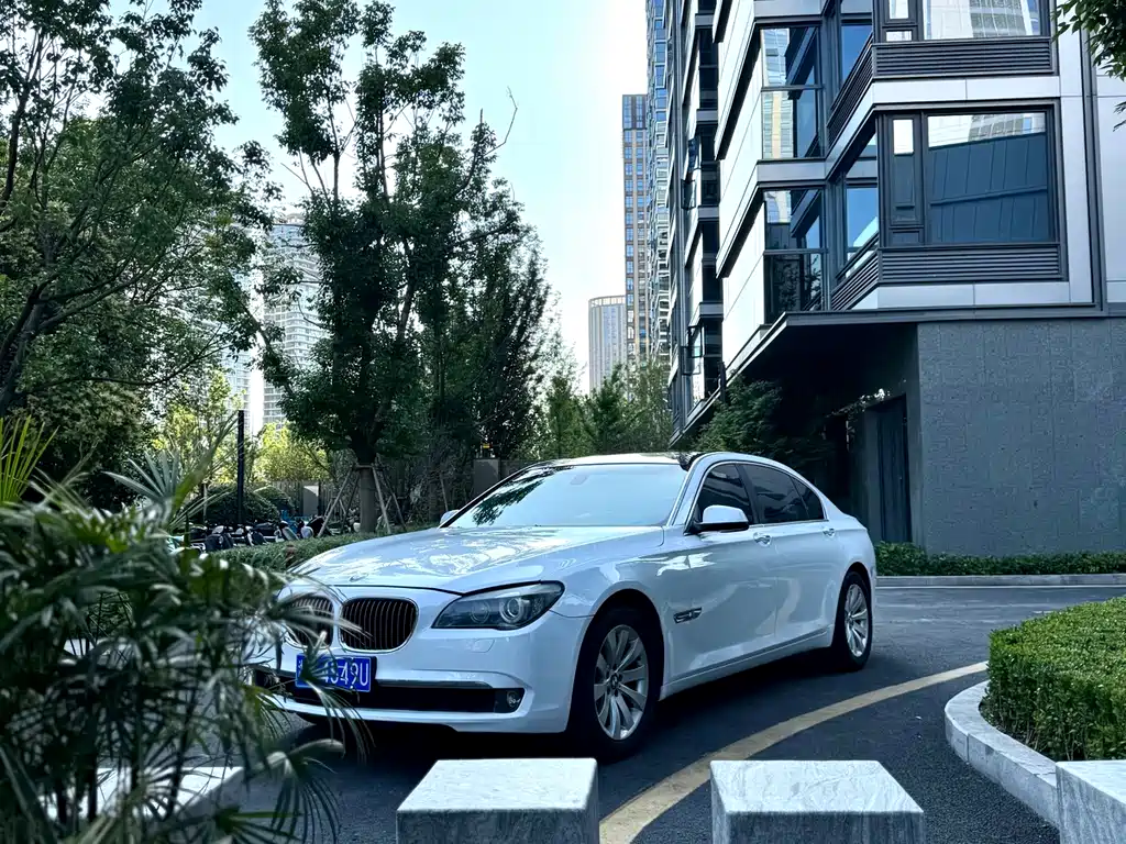 BMW 7 Series 2011 — фото 1