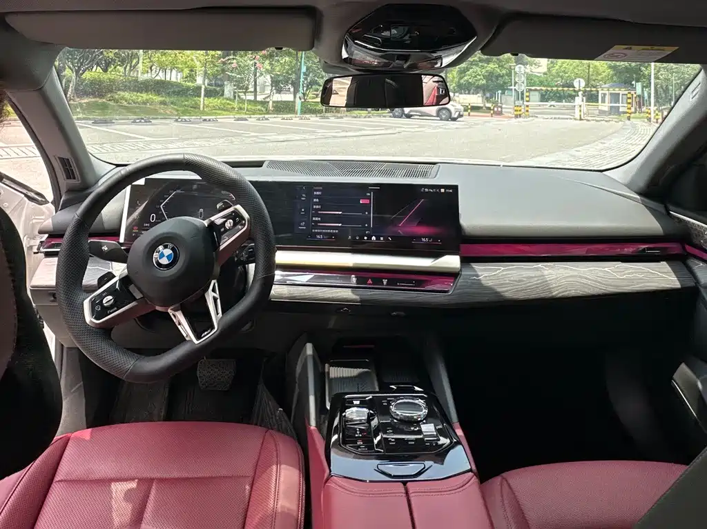 BMW 5 Series 2025 — фото 11