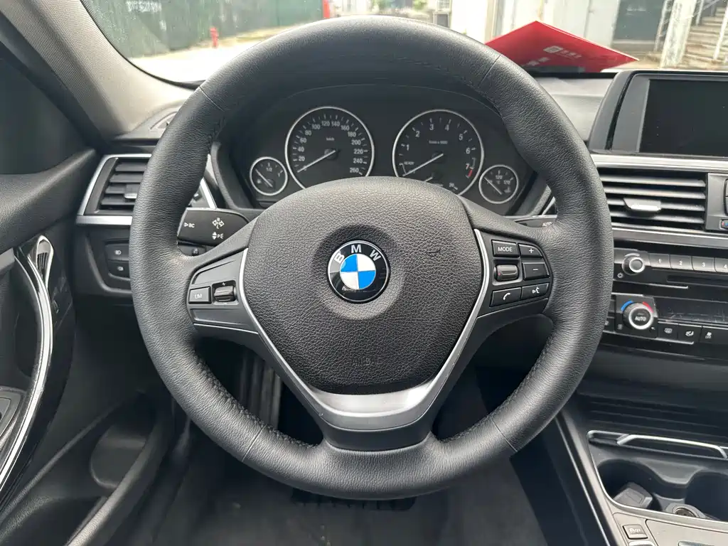 BMW 3 Series 2018 — фото 11