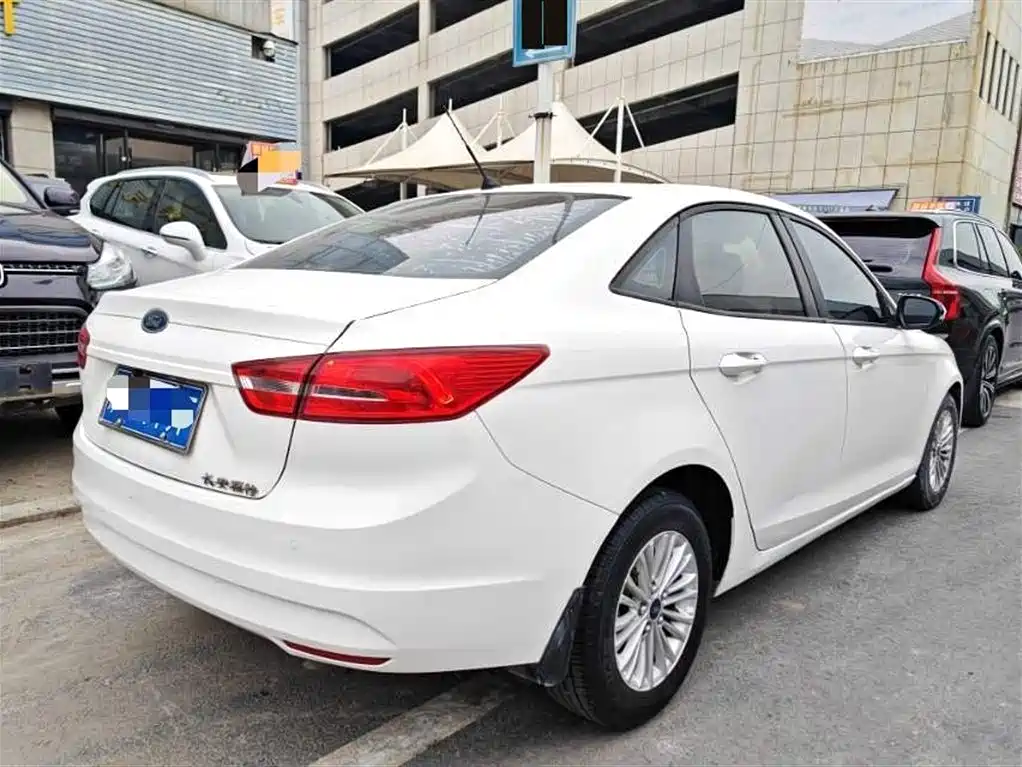 Ford Escort 2015 — фото 4