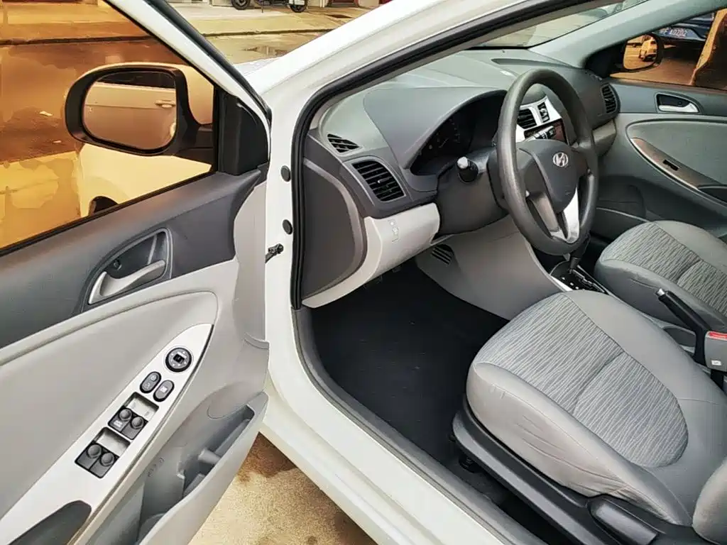 Hyundai Accent 2015 — фото 16