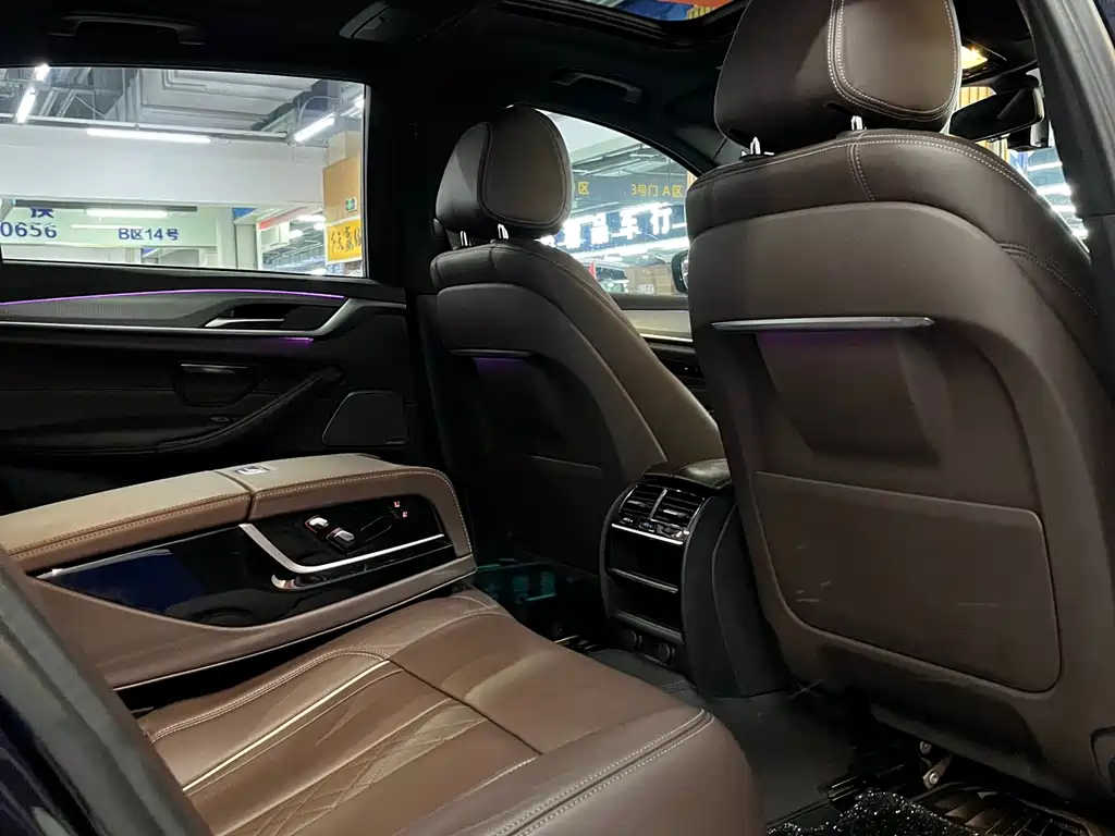 BMW 5 Series 2019 — фото 13