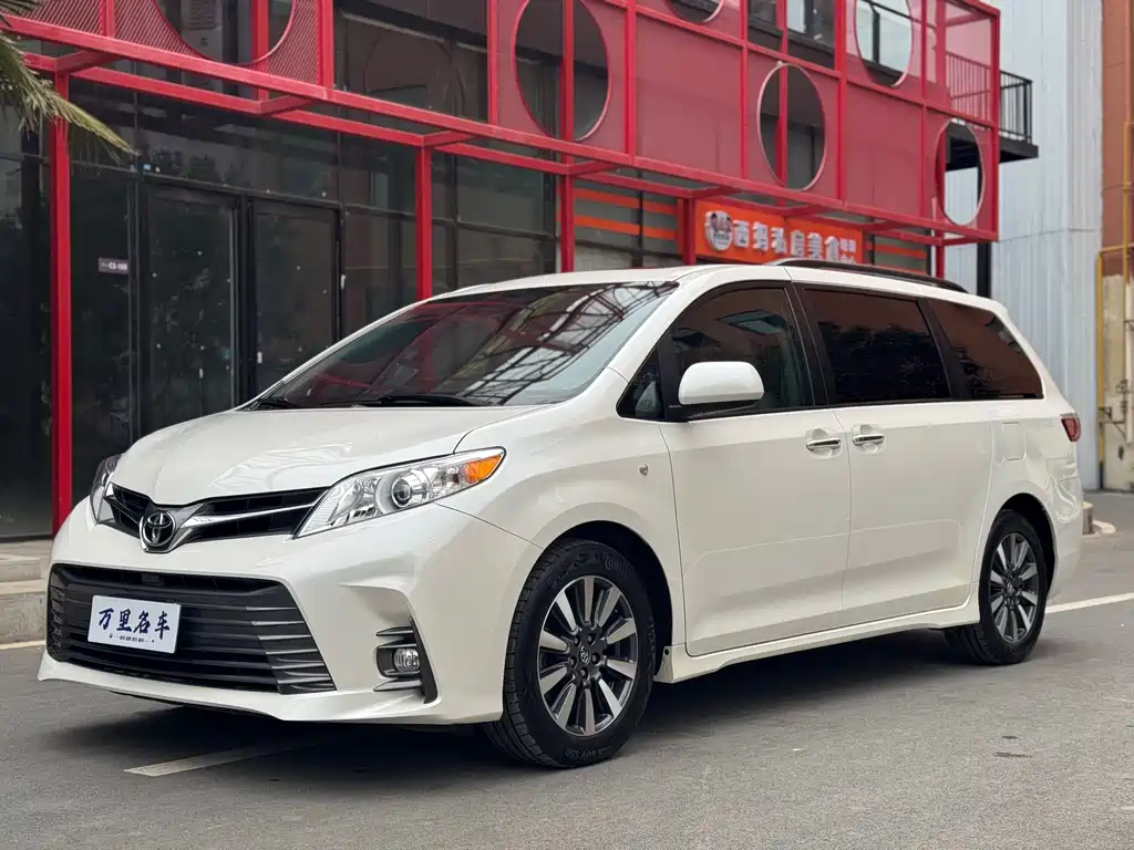 Toyota Sienna 2019 — фото 1