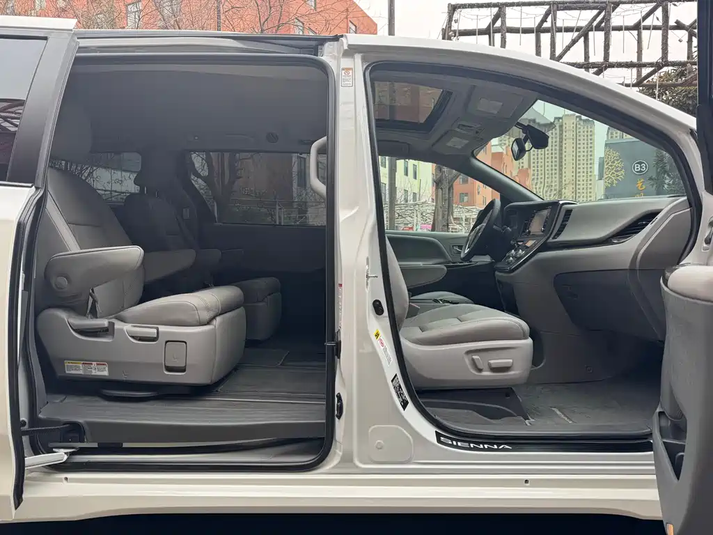 Toyota Sienna 2019 — фото 11