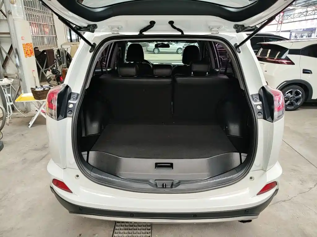 Toyota RAV4 2018 — фото 19