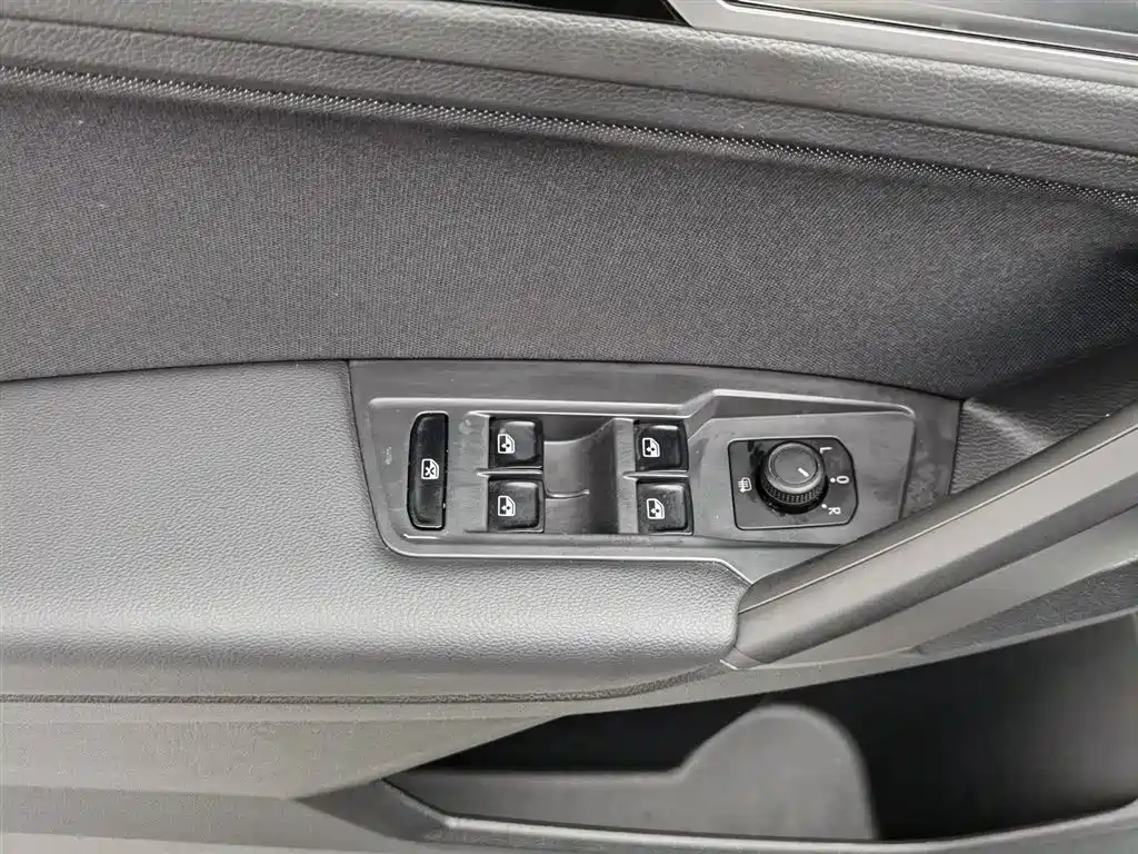 Volkswagen Tiguan L 2023 — фото 9