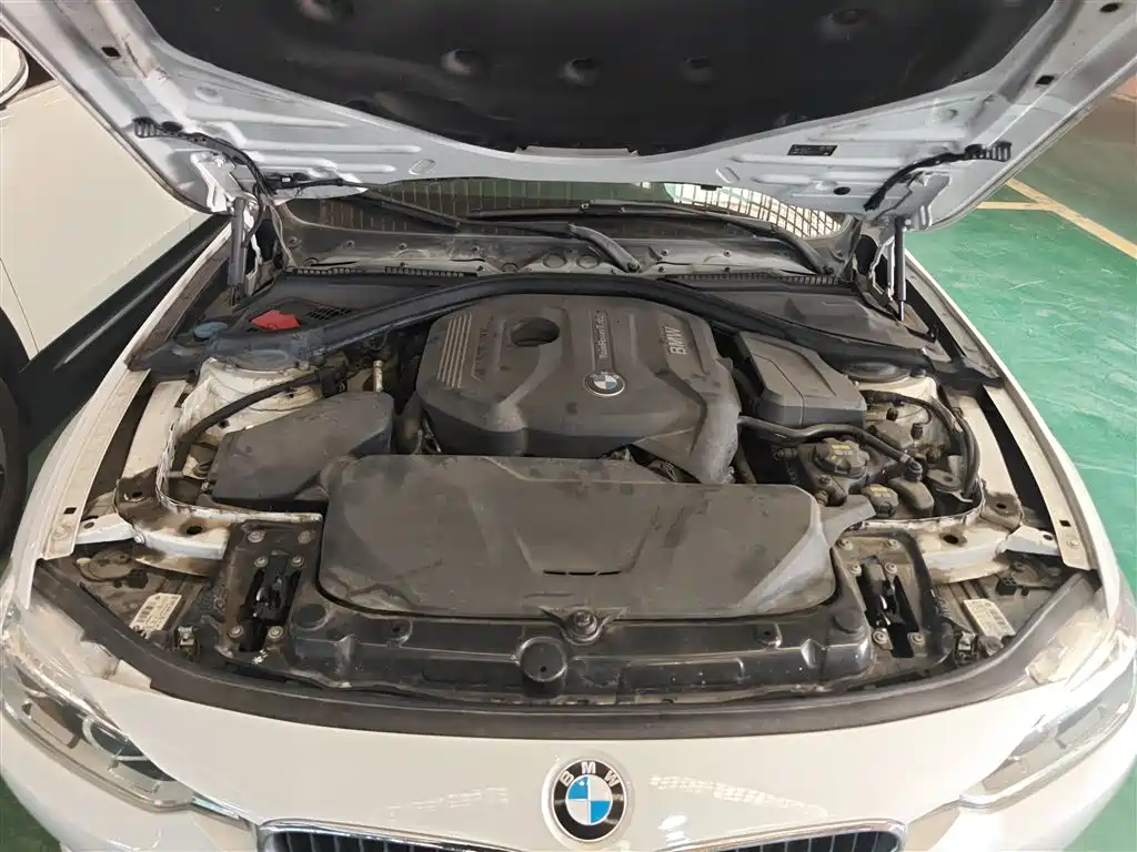 BMW 3 Series 2018 — фото 17
