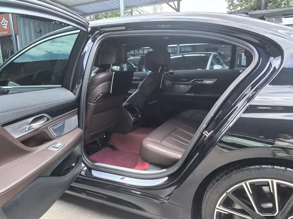 BMW 7 Series 2018 — фото 11