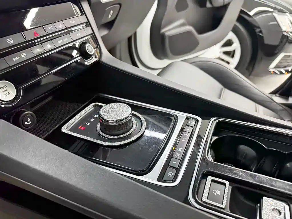 Jaguar F-PACE 2018 — фото 13