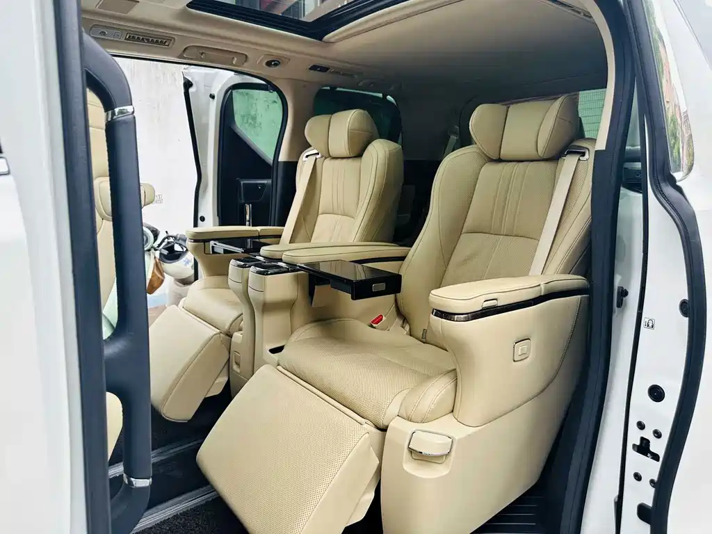 Toyota Alphard 2023 — фото 9