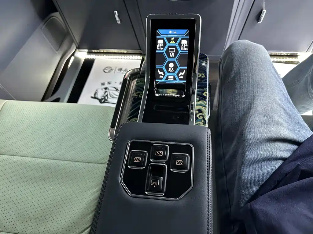 Toyota Alphard 2018 — фото 18