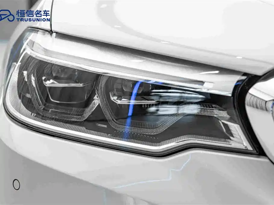 BMW 5 Series 2018 — фото 10