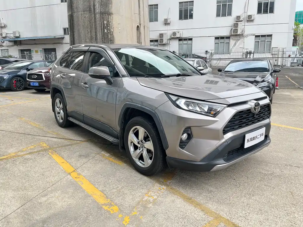 Toyota RAV4 2020 — фото 3