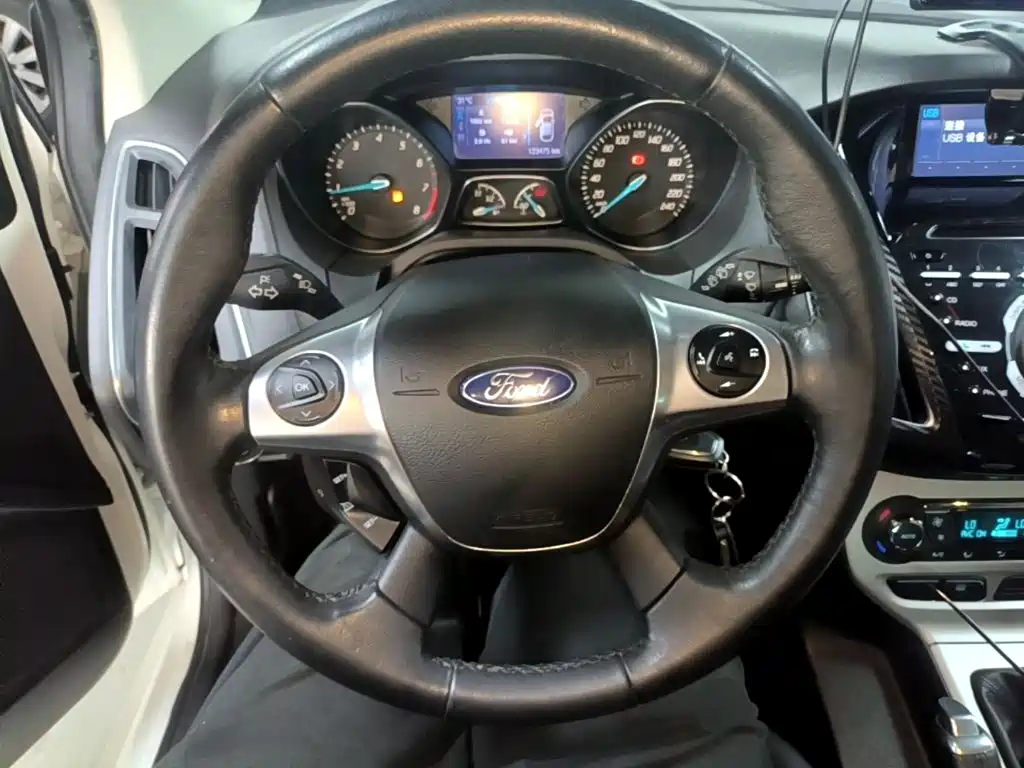 Ford Focus 2015 — фото 11