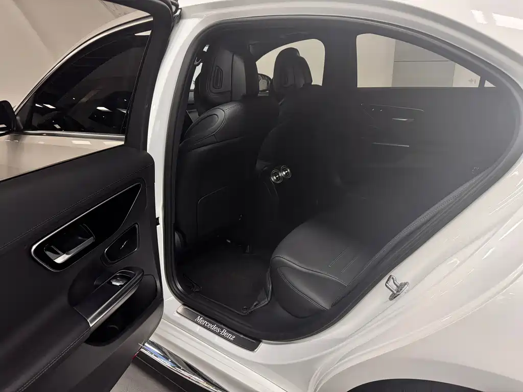 Mercedes-Benz C-Class 2023 — фото 9