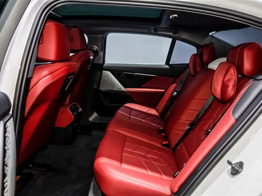 BMW 5 Series 2025 — фото 10