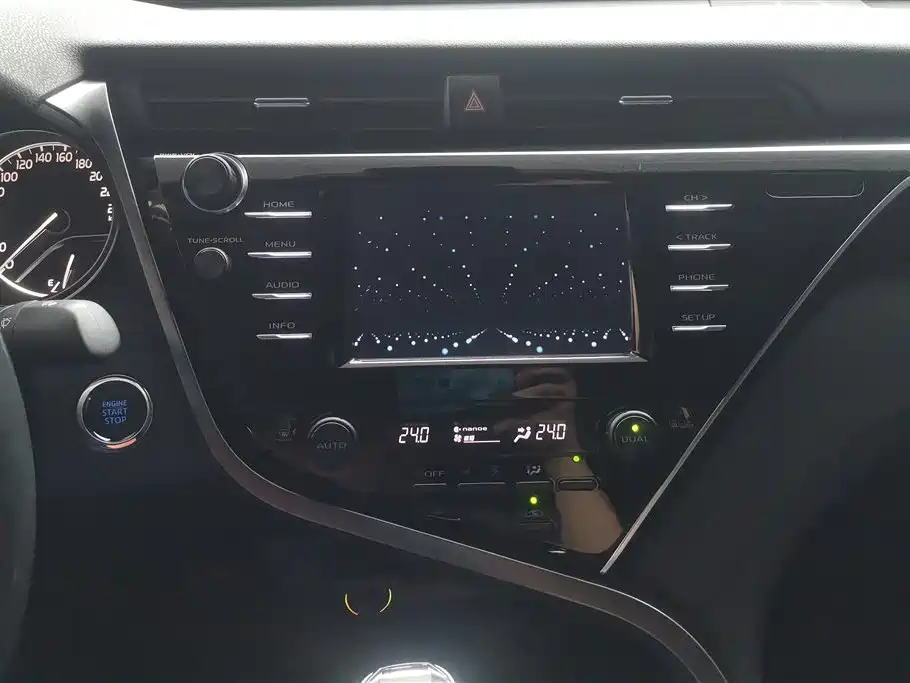 Toyota Camry 2018 — фото 13