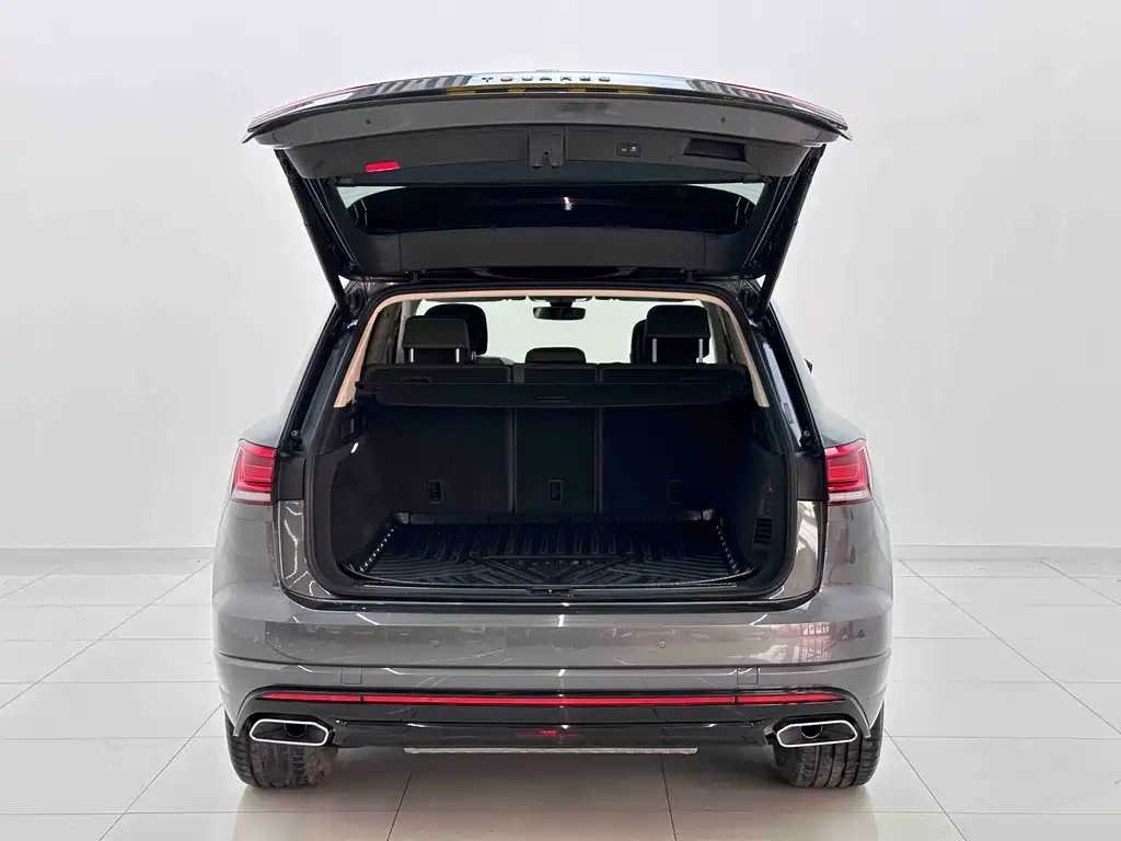 Volkswagen Touareg 2023 — фото 8