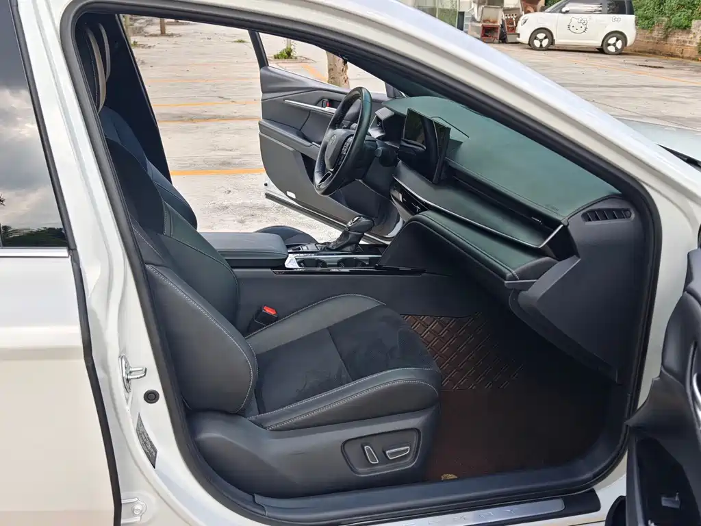 Toyota Camry 2024 — фото 10