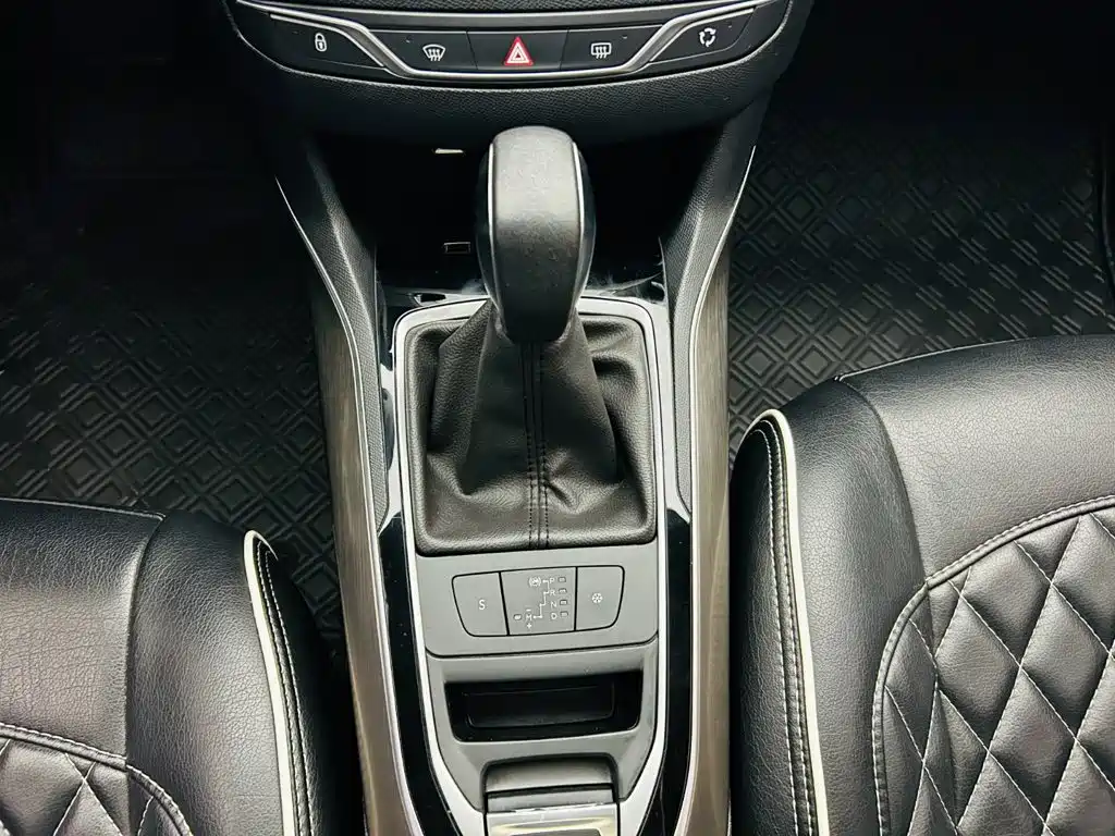 Peugeot 408 2017 — фото 17