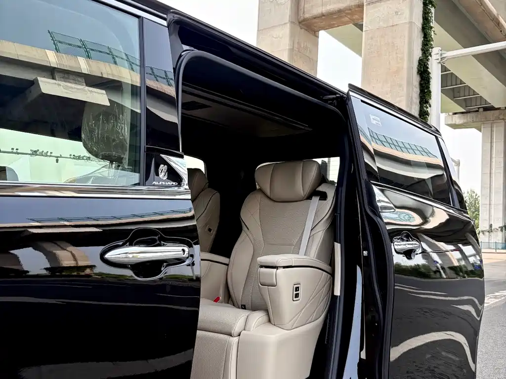 Toyota Alphard — фото 9
