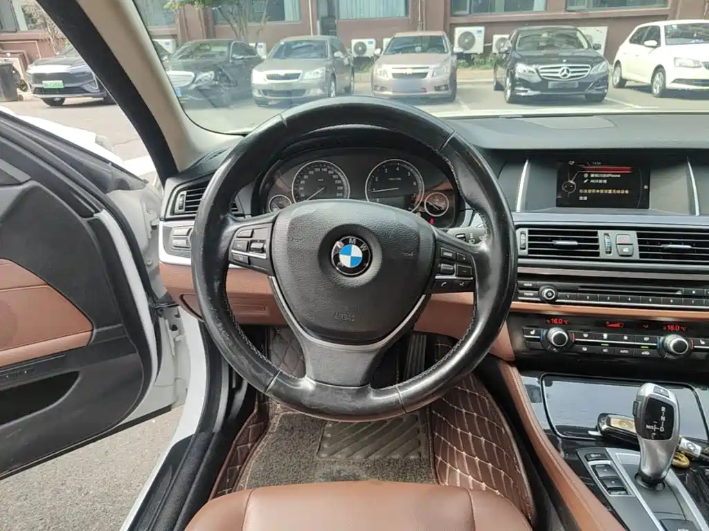 BMW 5 Series 2017 — фото 11