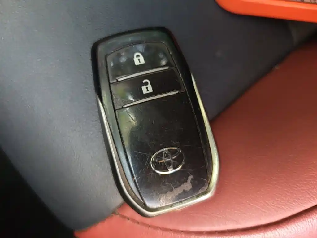 Toyota RAV4 2015 — фото 9