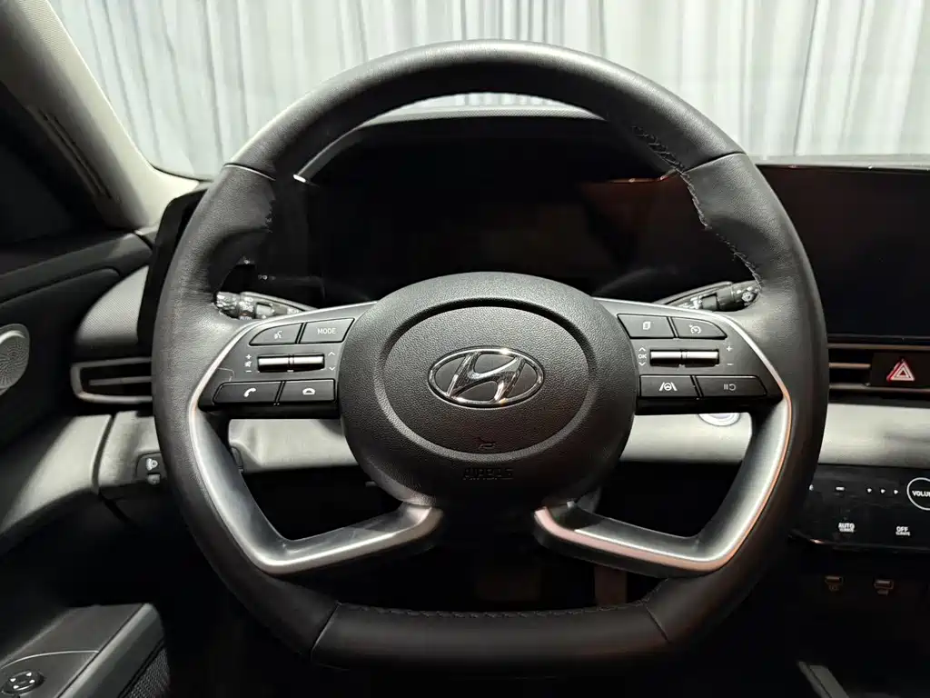 Hyundai Elantra 2023 — фото 16