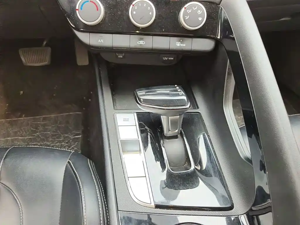 Hyundai Elantra 2023 — фото 10