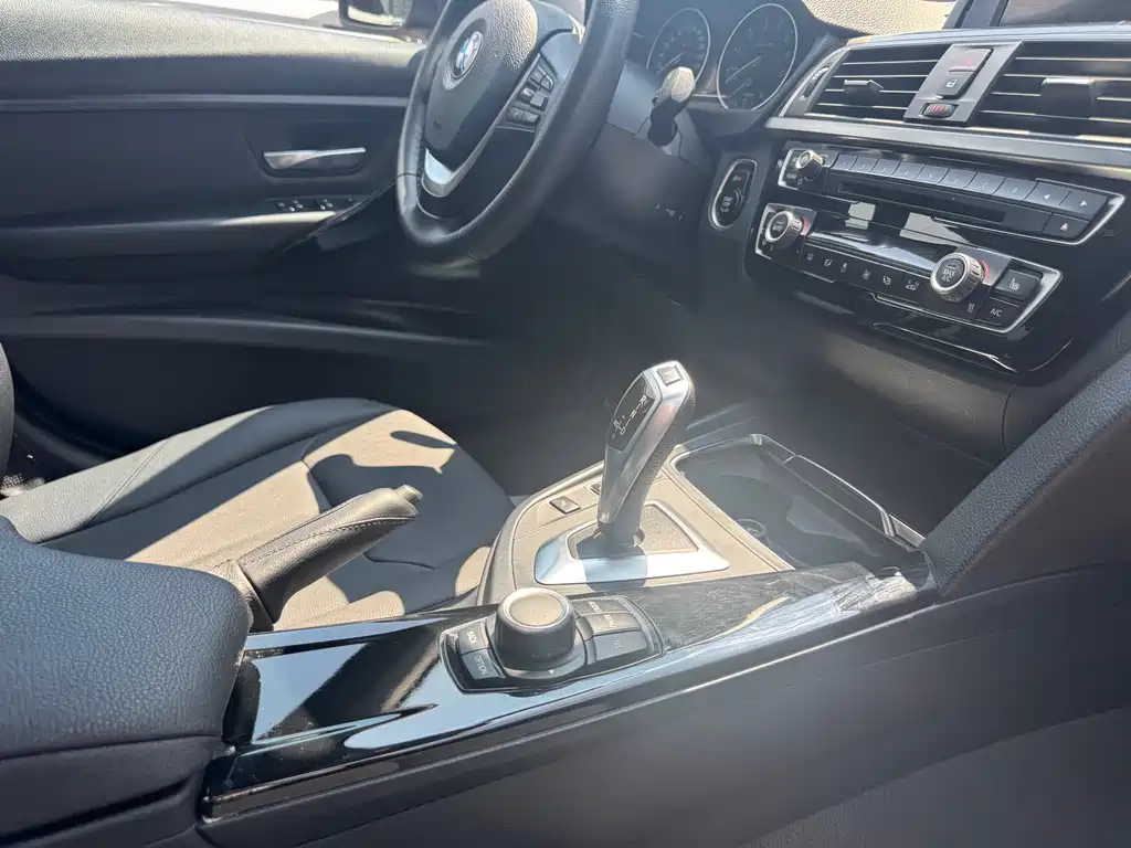 BMW 3 Series 2017 — фото 14