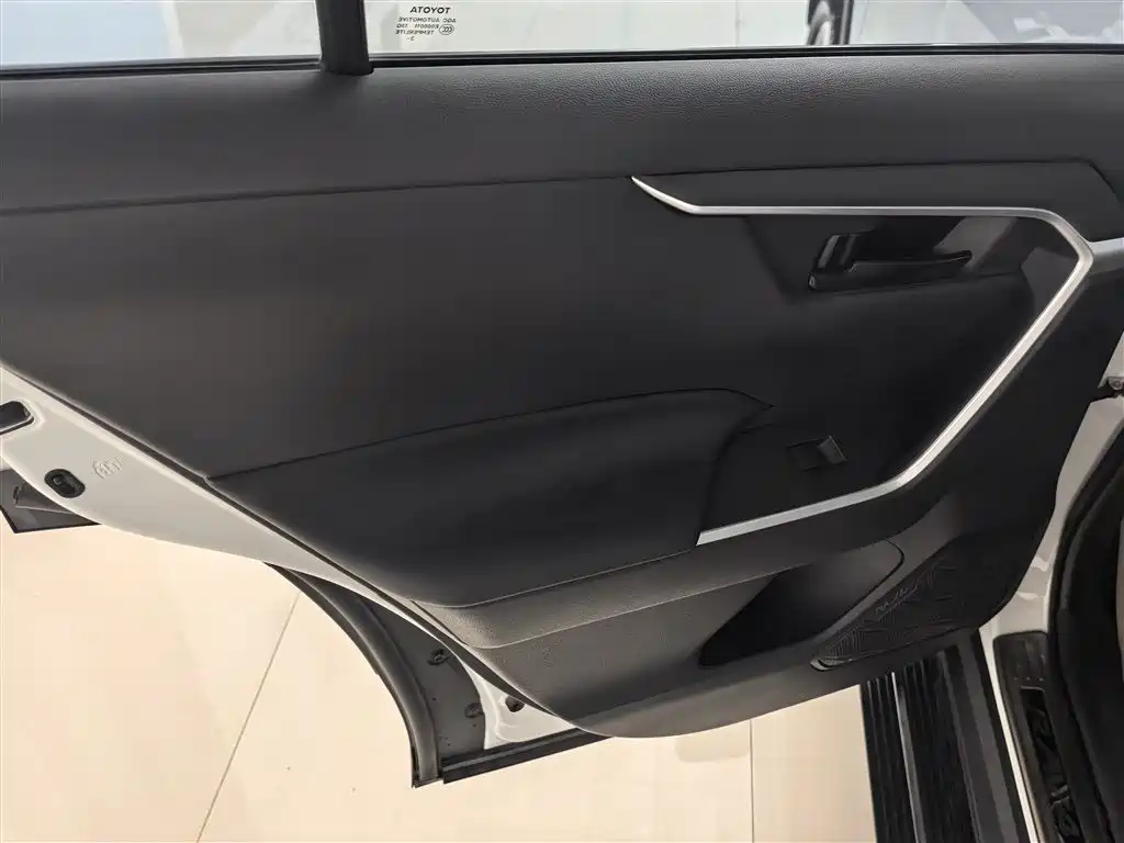 Toyota RAV4 2024 — фото 15