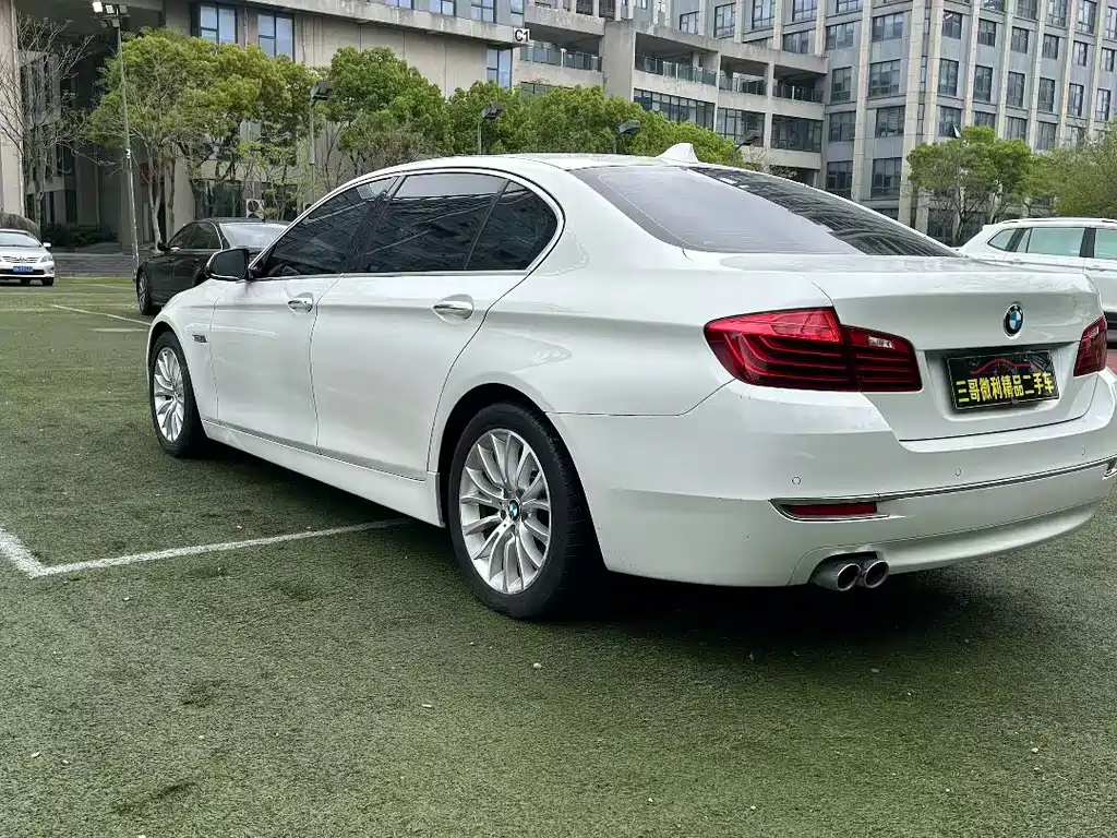 BMW 5 Series 2017 — фото 8