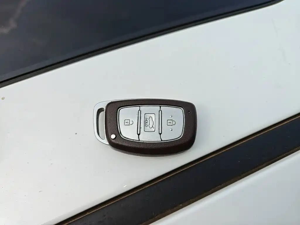 Hyundai Elantra 2020 — фото 9