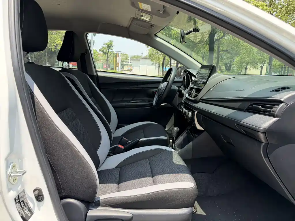 Toyota Yaris L 2020 — фото 11