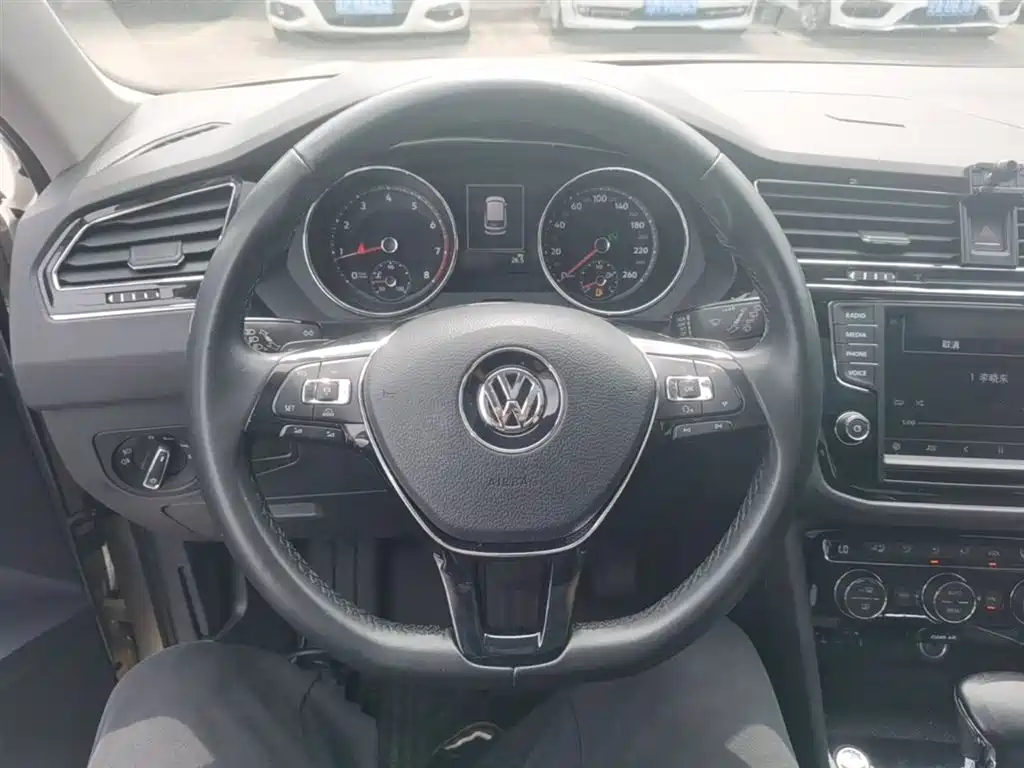 Volkswagen Tiguan L 2018 — фото 11