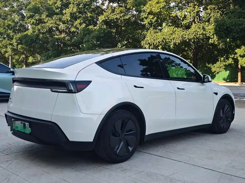 Tesla Model Y 2025 — фото 8