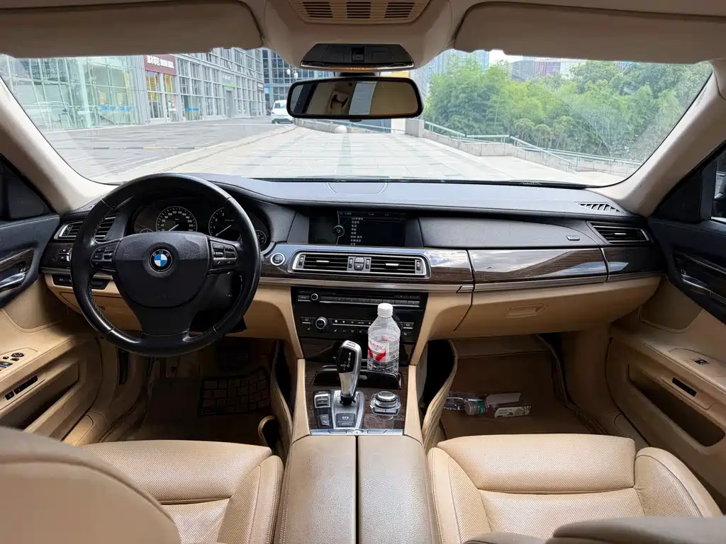 BMW 7 Series 2012 — фото 13