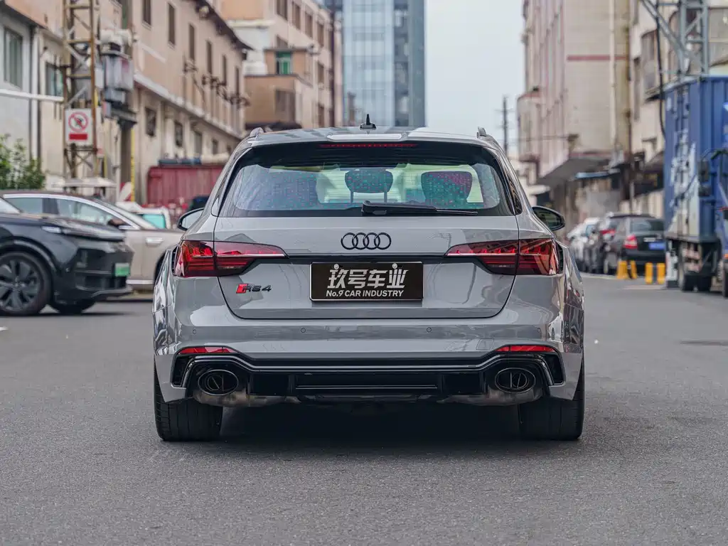 Audi RS 4 2023 — фото 4