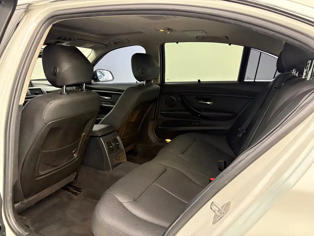 BMW 3 Series 2017 — фото 10