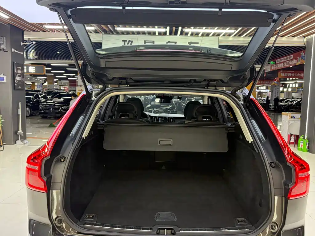 Volvo XC60 2018 — фото 12