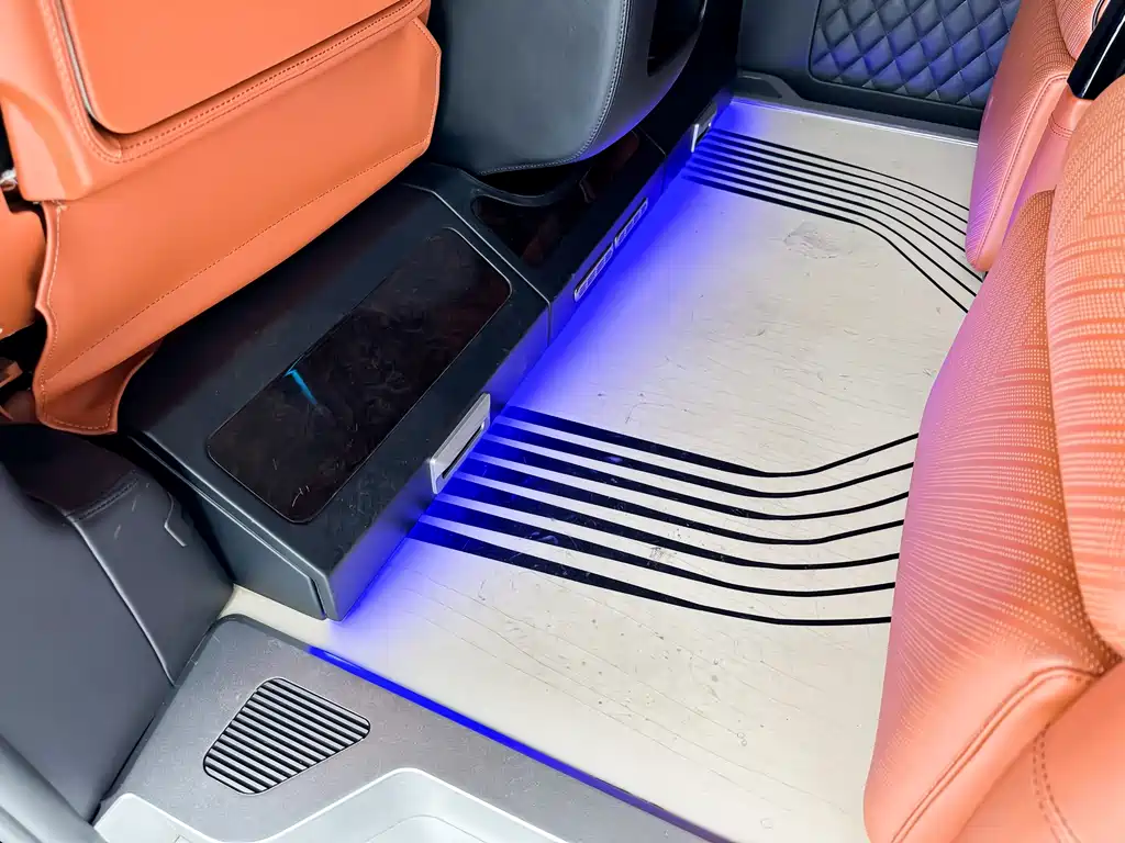 Mercedes-Benz V-Class 2022 — фото 9