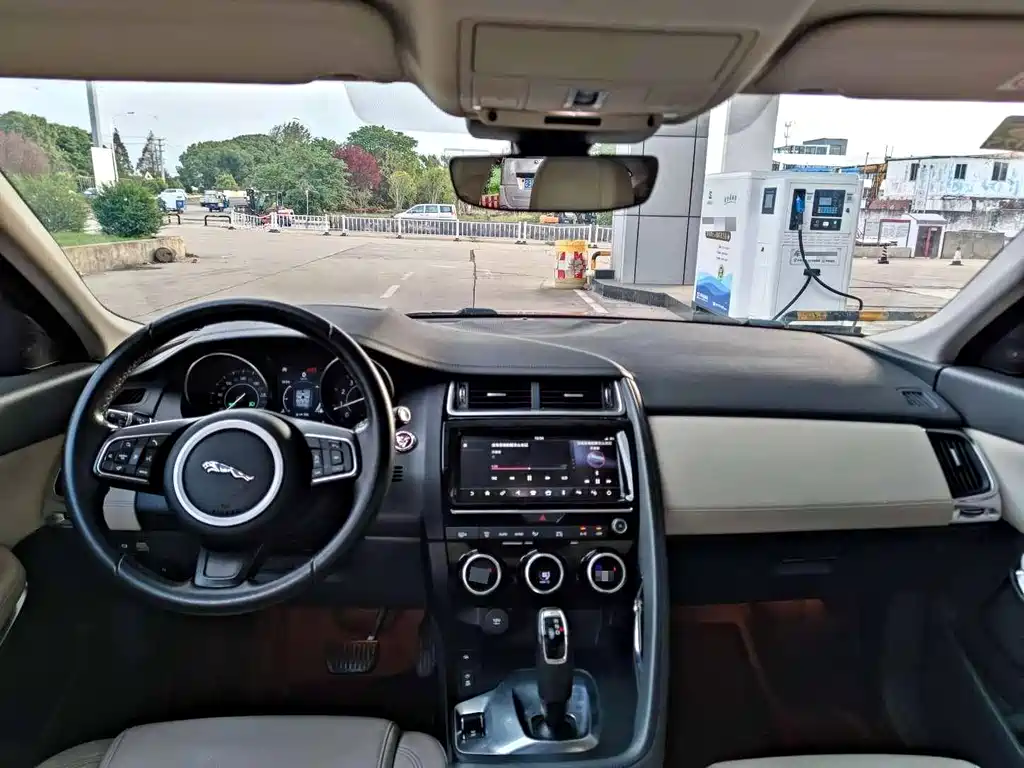 Jaguar E-PACE 2019 — фото 14