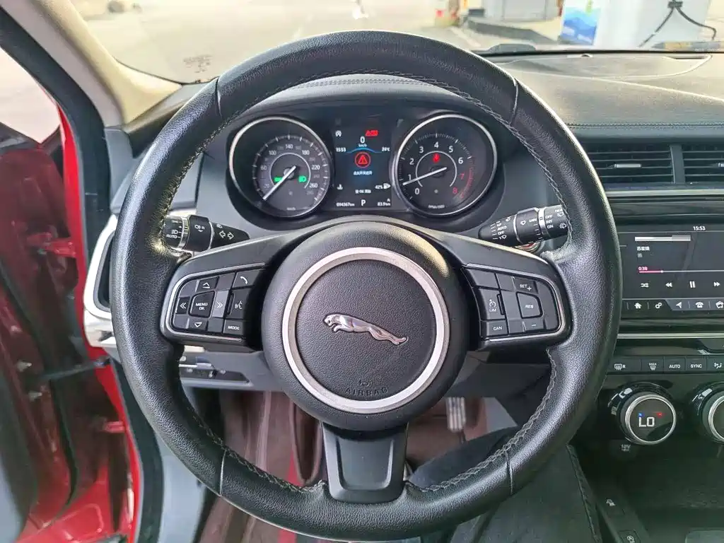 Jaguar E-PACE 2019 — фото 17