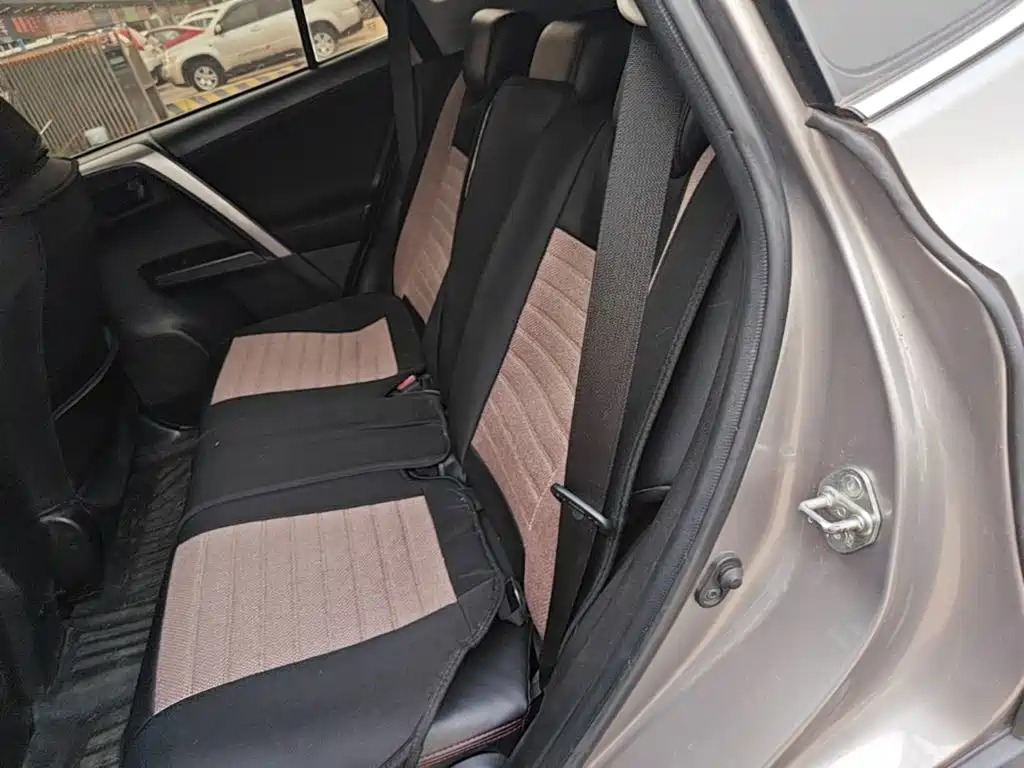 Toyota RAV4 2017 — фото 17