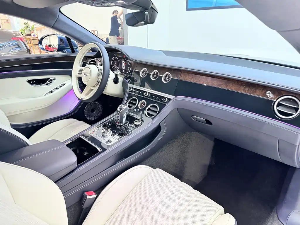 Bentley Continental 2023 — фото 11