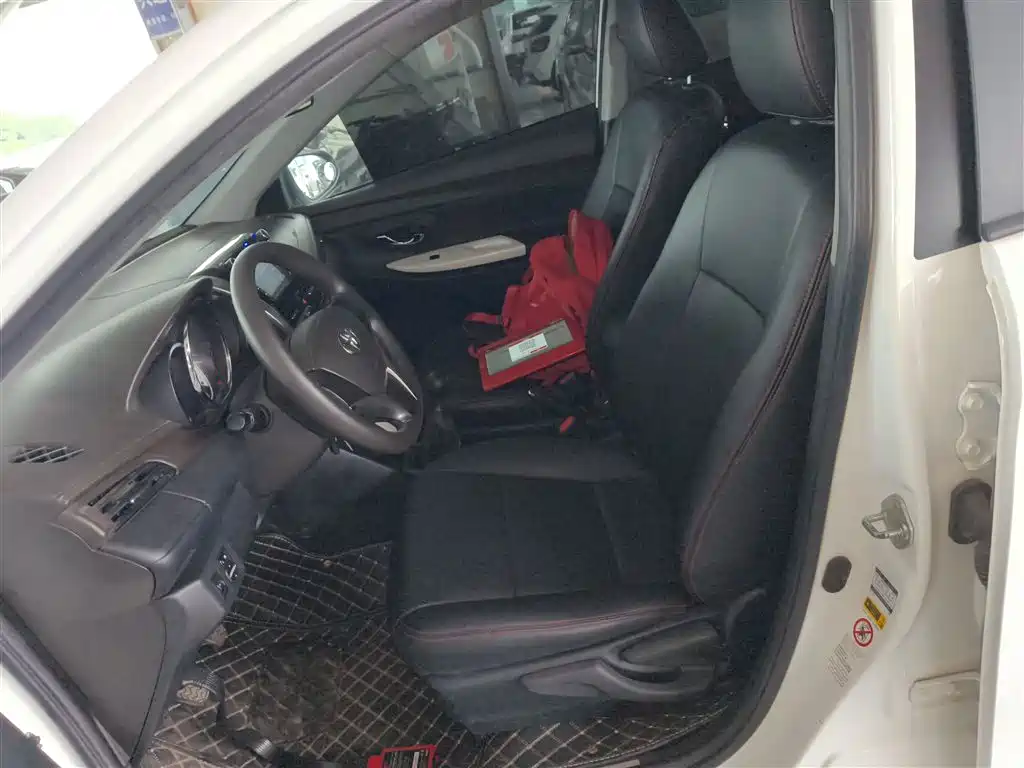 Toyota Yaris L 2015 — фото 12