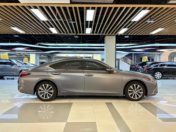 Lexus ES 2020