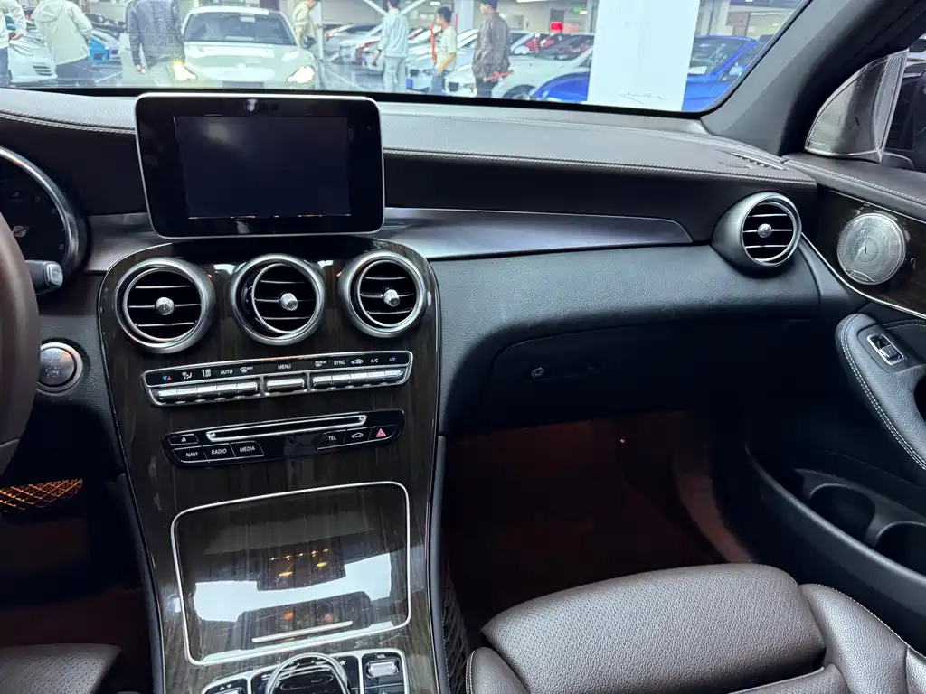 Mercedes-Benz GLC 2018 — фото 12