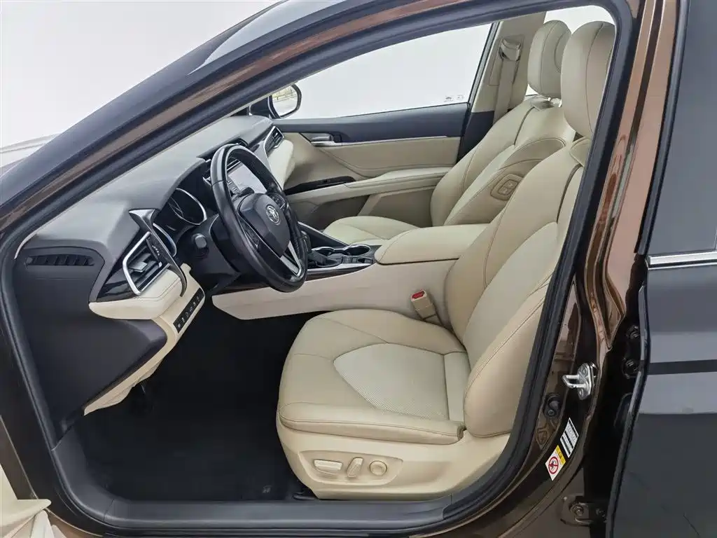 Toyota Camry 2018 — фото 10